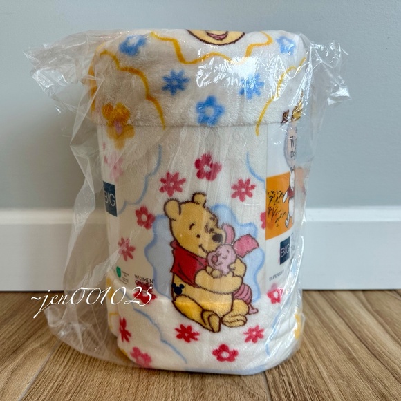 Disney Winnie the Pooh Oversized Plush Throw Blanket 5x6 ft - Picture 4 of 9
